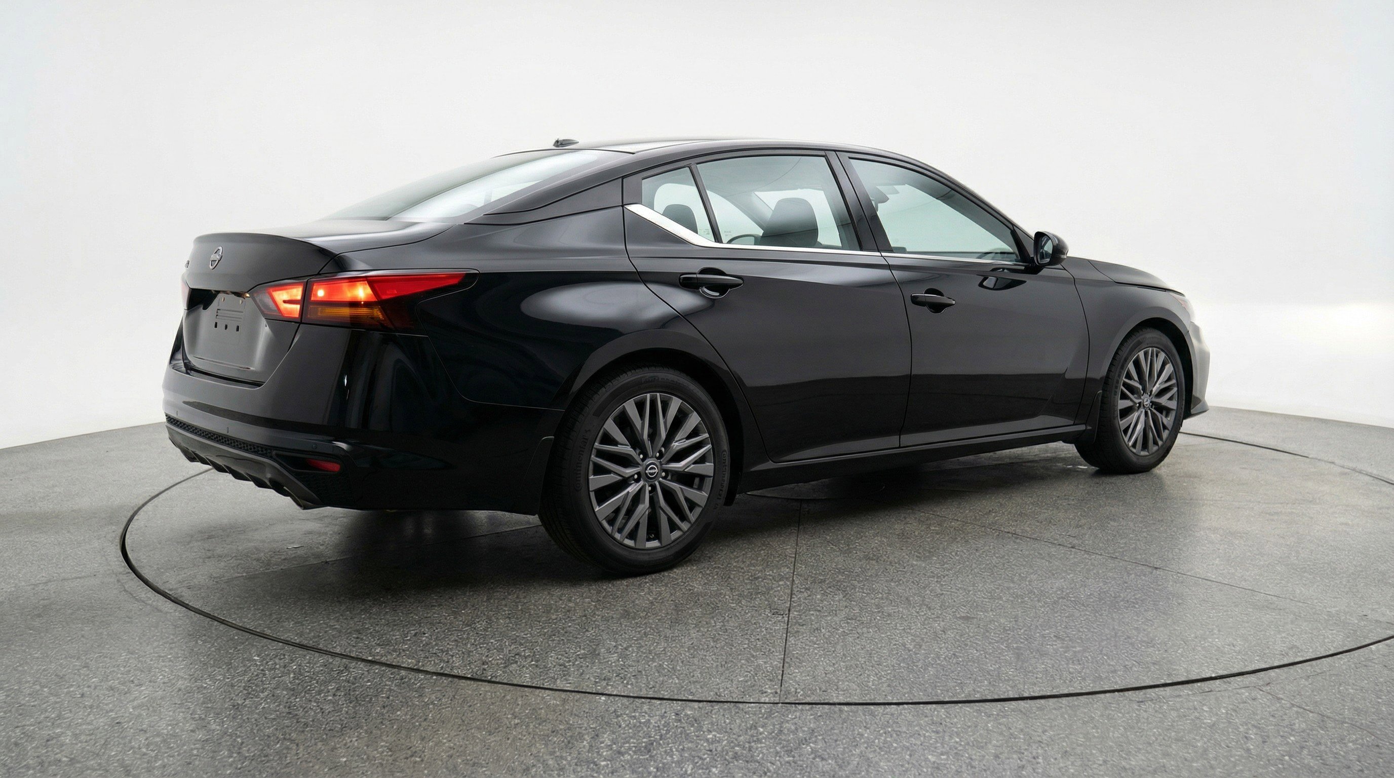 Used 2025 Nissan Altima 2.5 SV FWD image 9