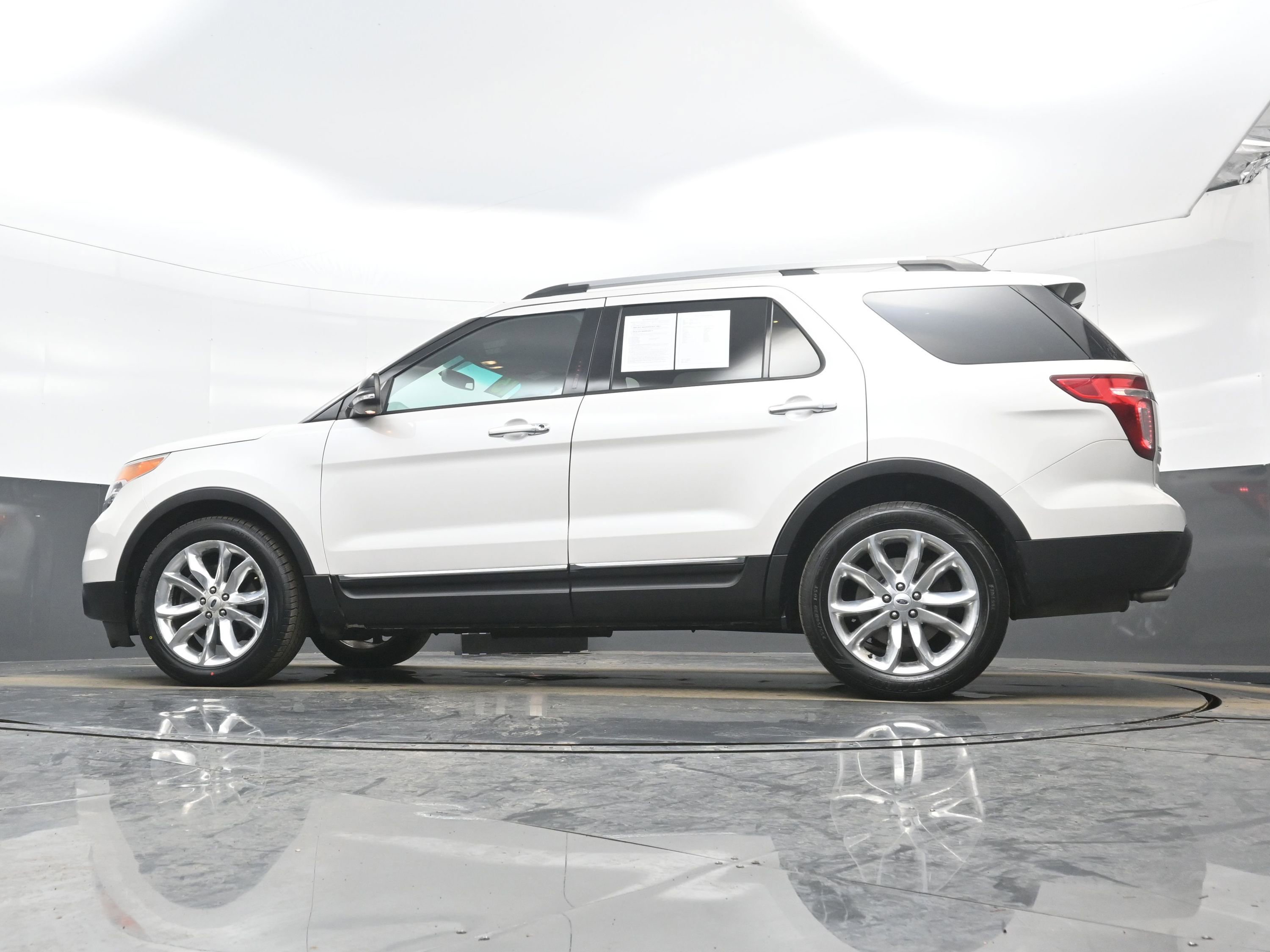 Used 2015 Ford Explorer XLT w/ Equipment Group 202B image 25