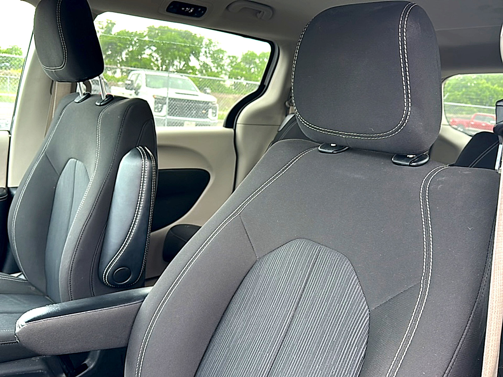 Used 2022 Chrysler Voyager LX FWD image 12