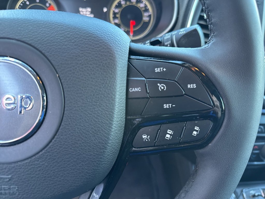 Used 2023 Jeep Cherokee Altitude Lux image 32