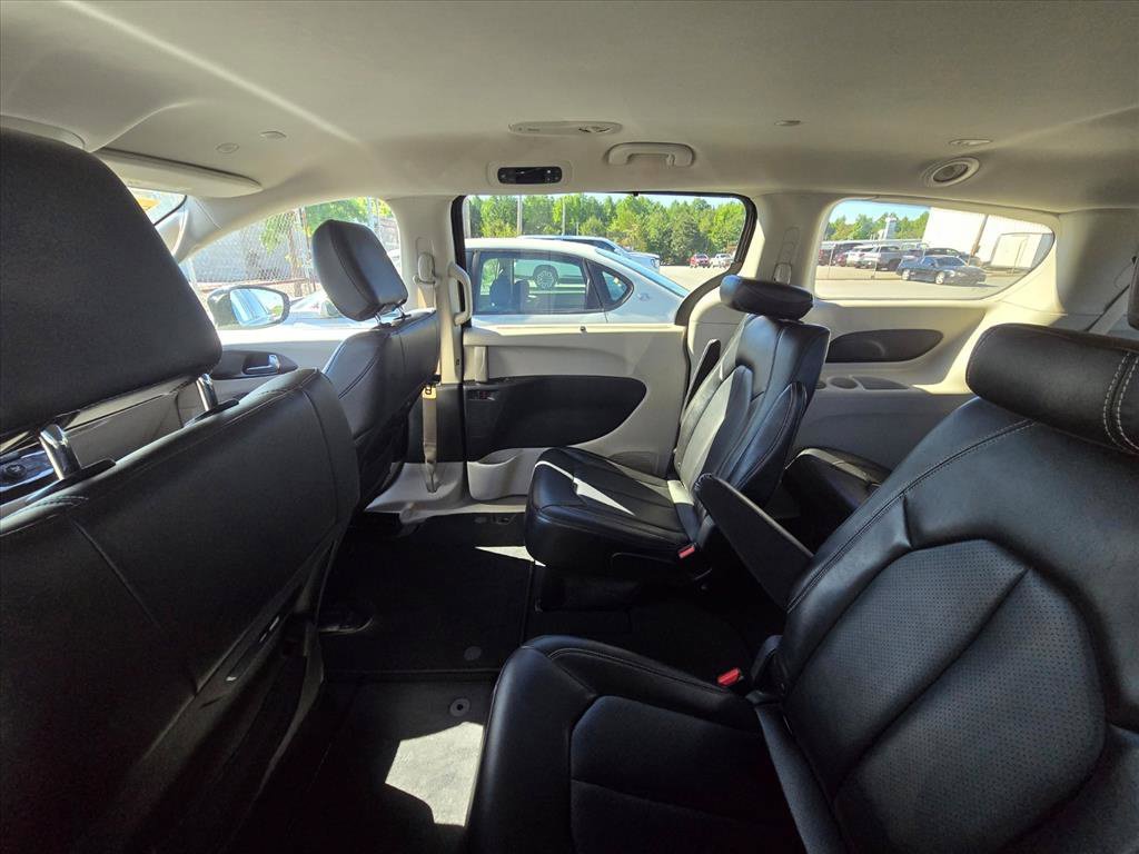 Used 2024 Chrysler Pacifica Touring-L FWD image 5