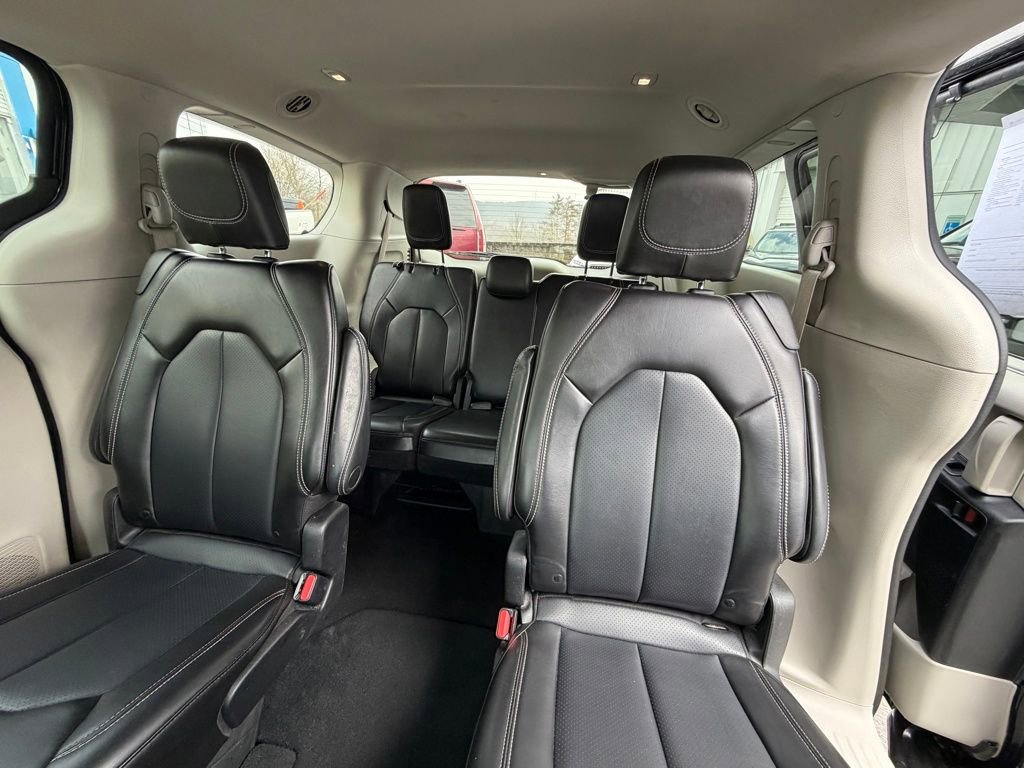 Used 2023 Chrysler Pacifica Touring-L image 11