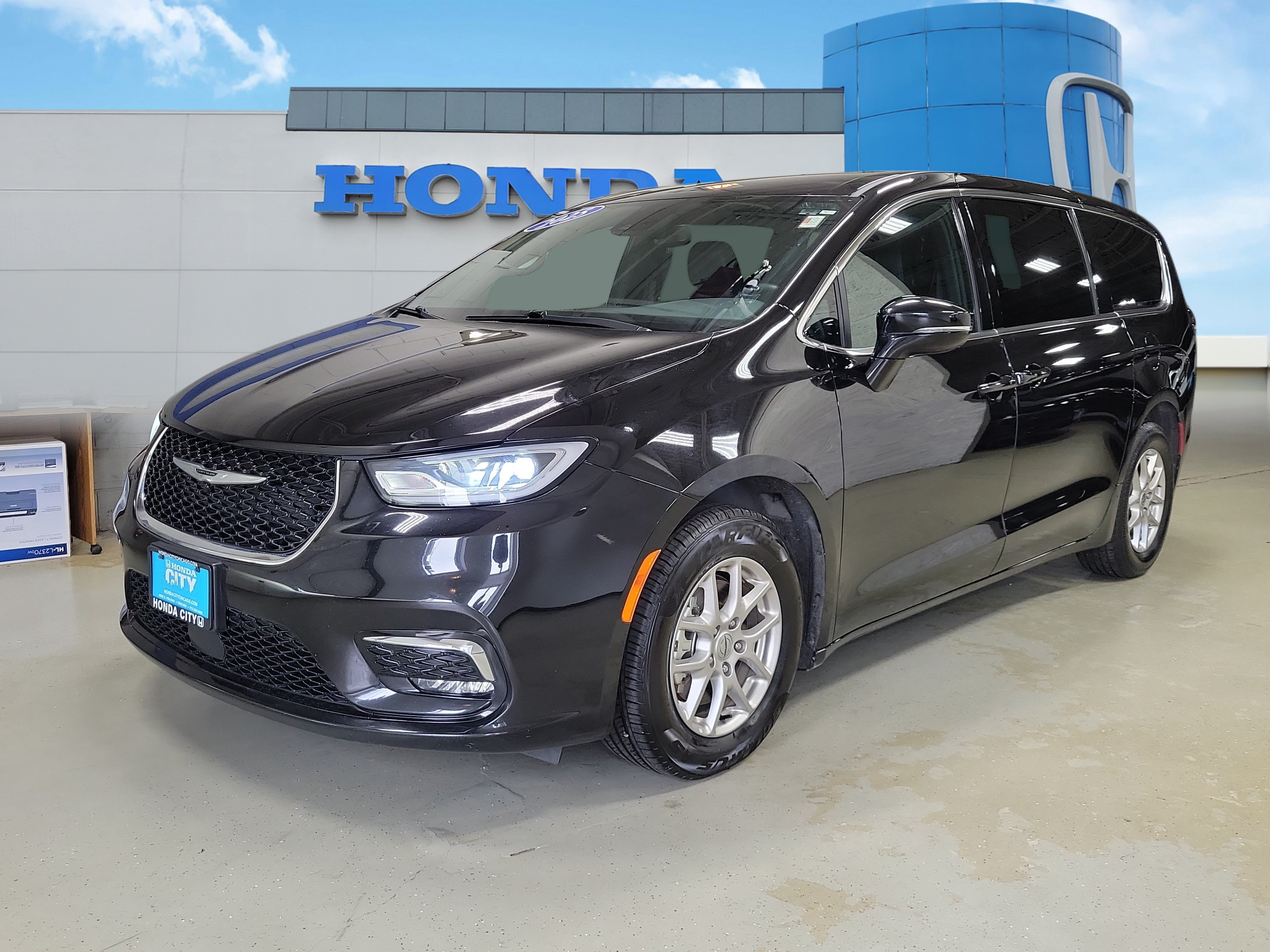 Used 2025 Chrysler Pacifica Select FWD image 2