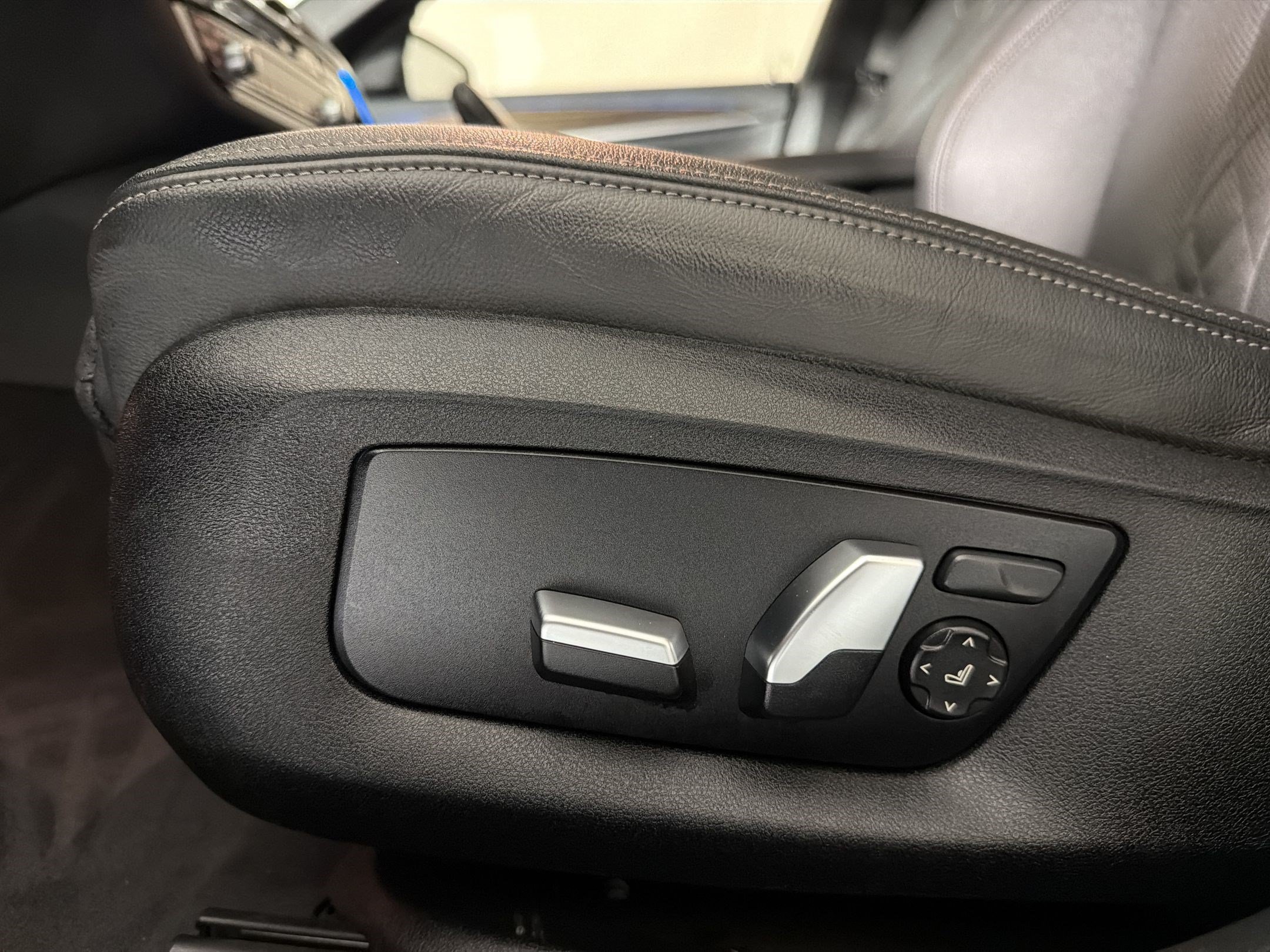 Used 2023 BMW 530e w/ Convenience Package RWD image 13