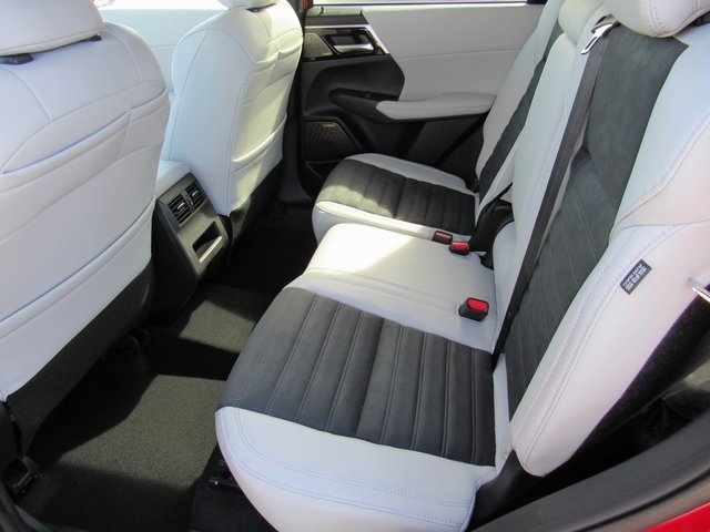 New 2025 Mitsubishi Outlander SE image 9