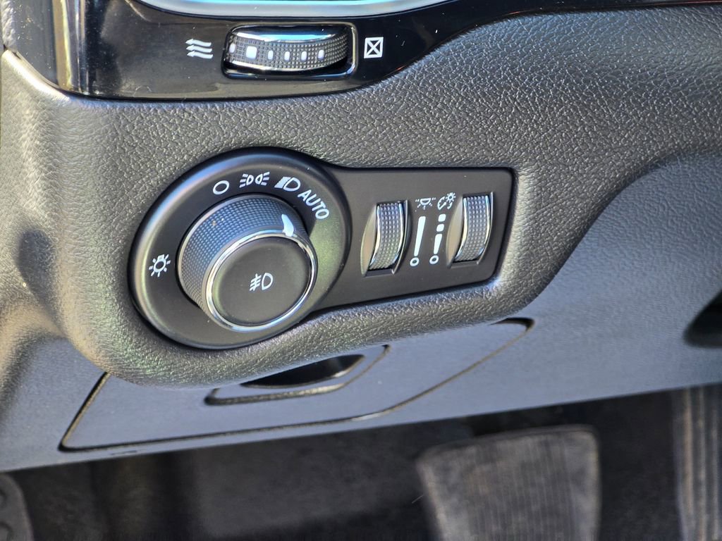 Used 2021 Jeep Cherokee Latitude Plus image 7