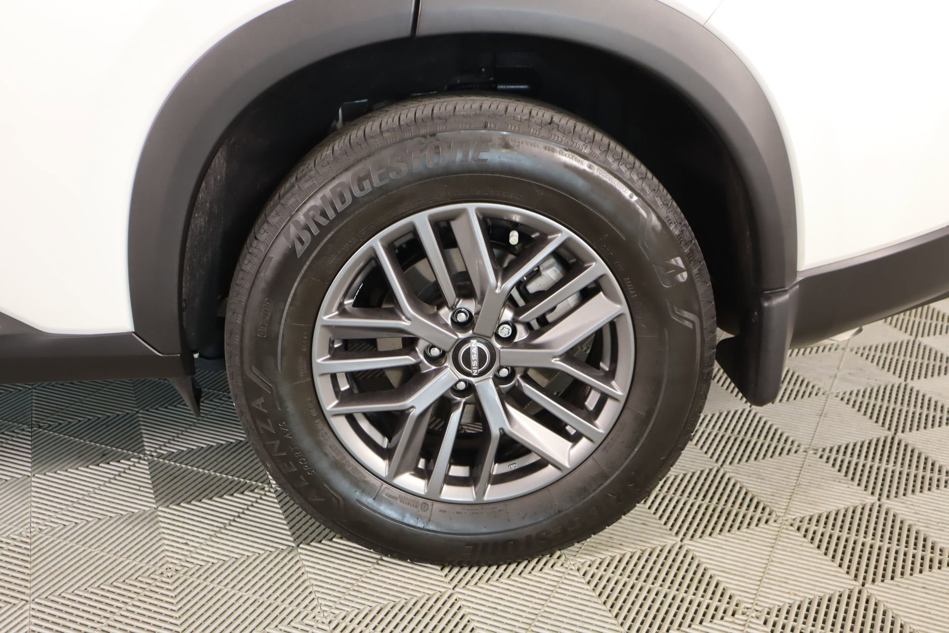 Used 2024 Nissan Rogue S image 17