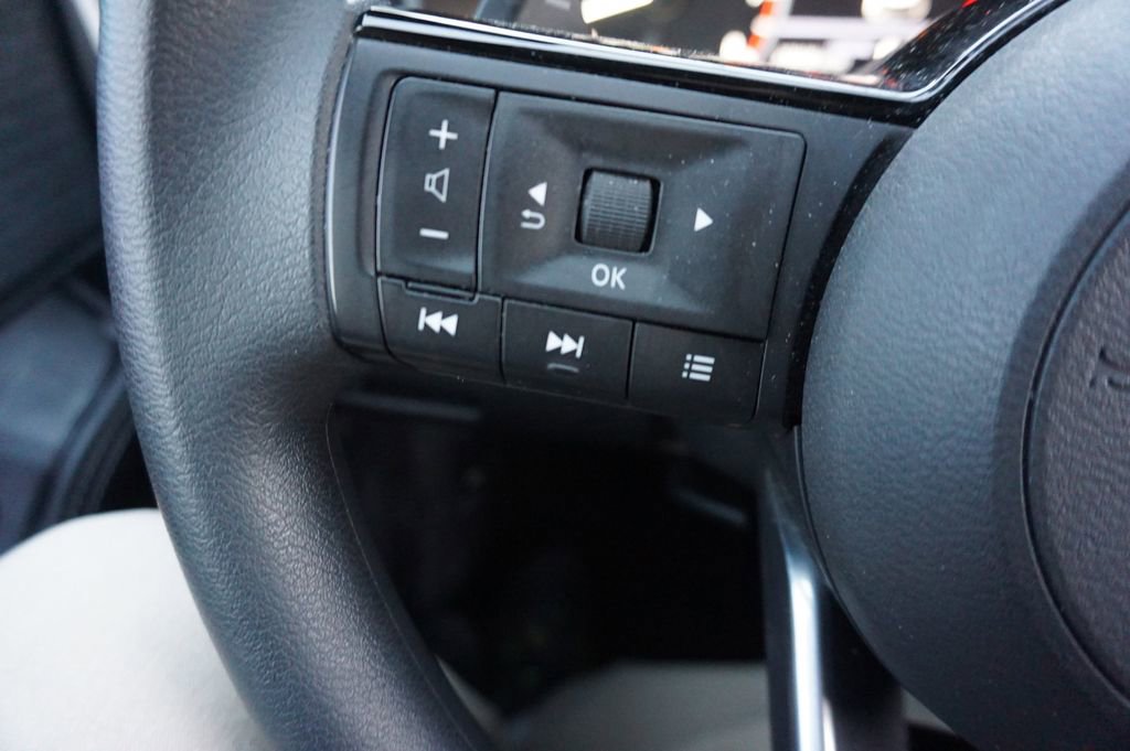 Used 2023 Nissan Rogue SV image 8