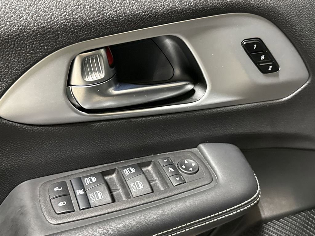 Used 2025 Chrysler Pacifica Limited image 22