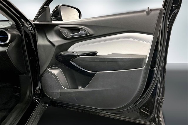 Used 2025 Chevrolet Trax LT w/ LT Convenience Package image 26