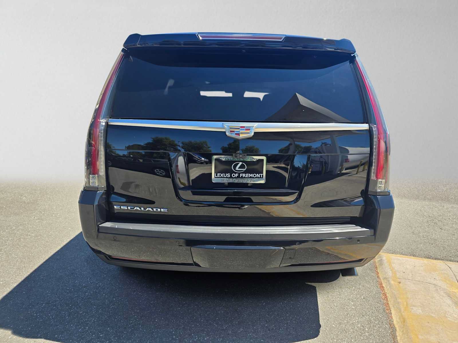 Used 2017 Cadillac Escalade Premium Luxury AWD/4WD image 4