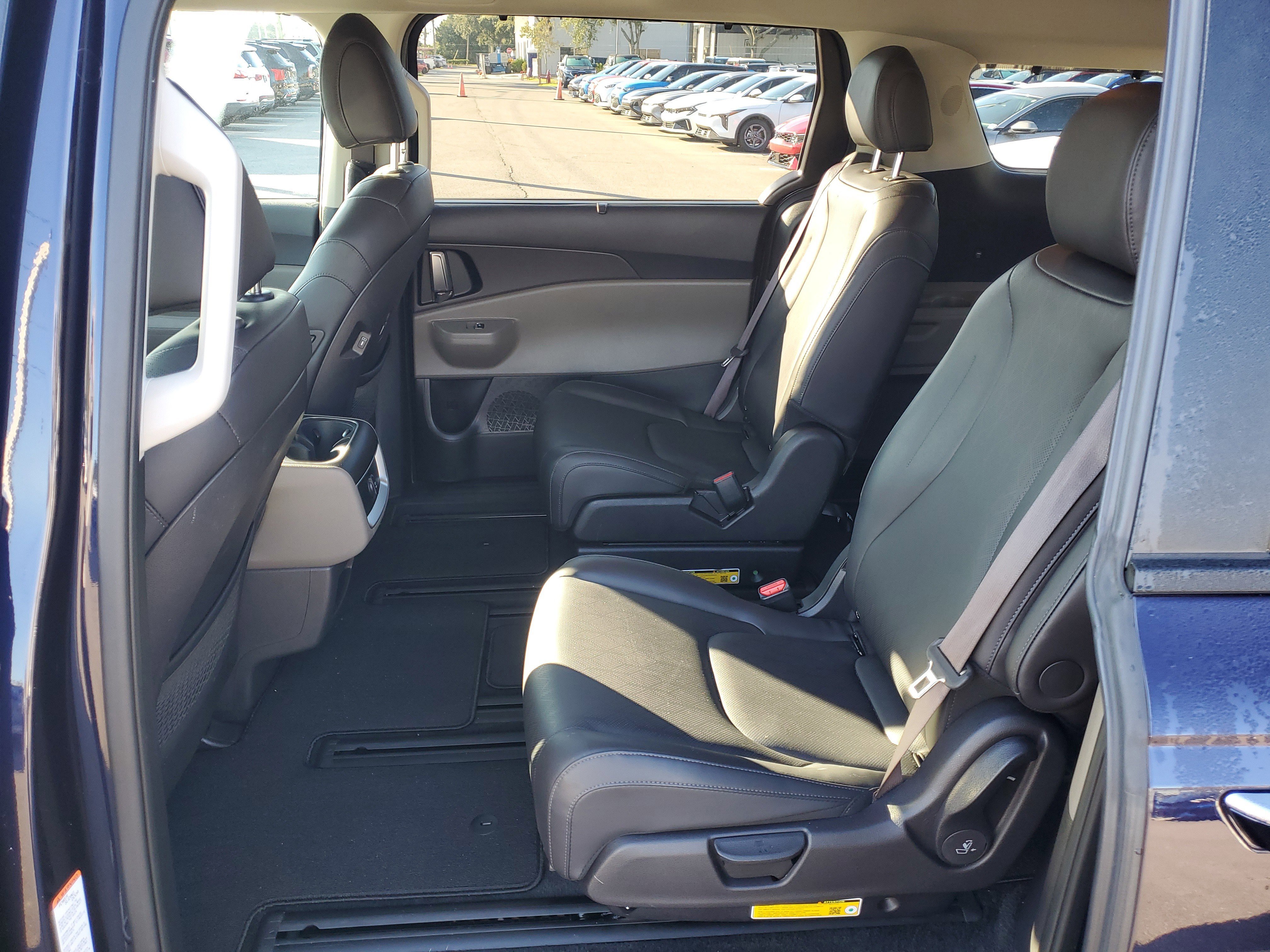 Certified 2025 Kia Carnival EX image 16