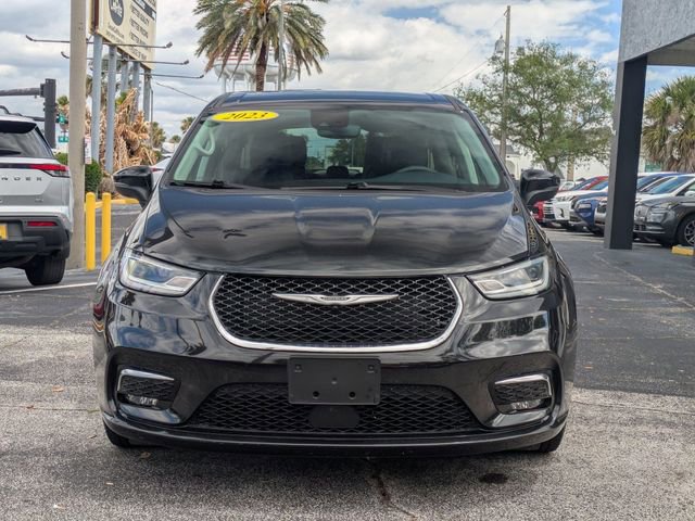 Used 2023 Chrysler Pacifica Touring-L FWD image 2