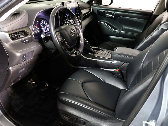 Used 2021 Toyota Highlander XLE AWD/4WD image 12