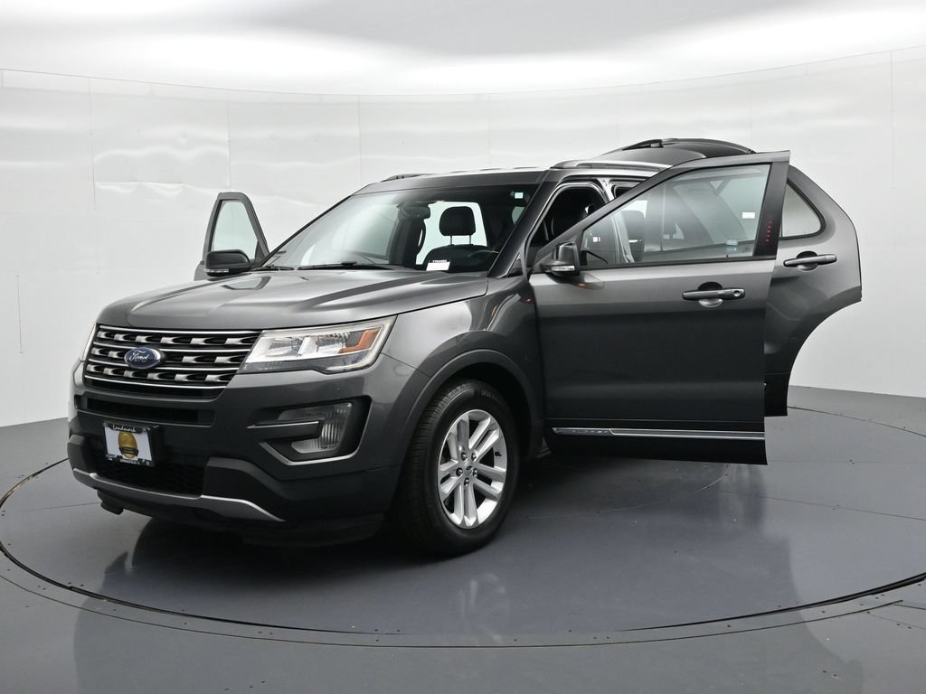 Used 2017 Ford Explorer XLT w/ Equipment Group 202A FWD image 26