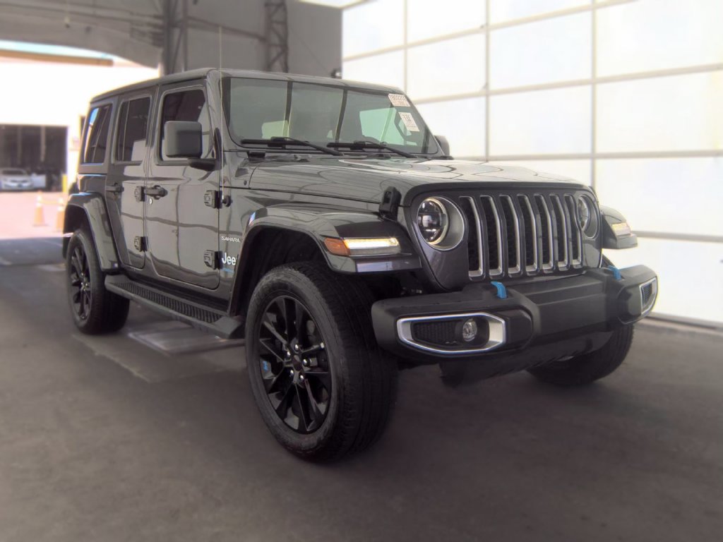 Used 2023 Jeep Wrangler Unlimited Sahara w/ Cold Weather Group AWD/4WD image 3