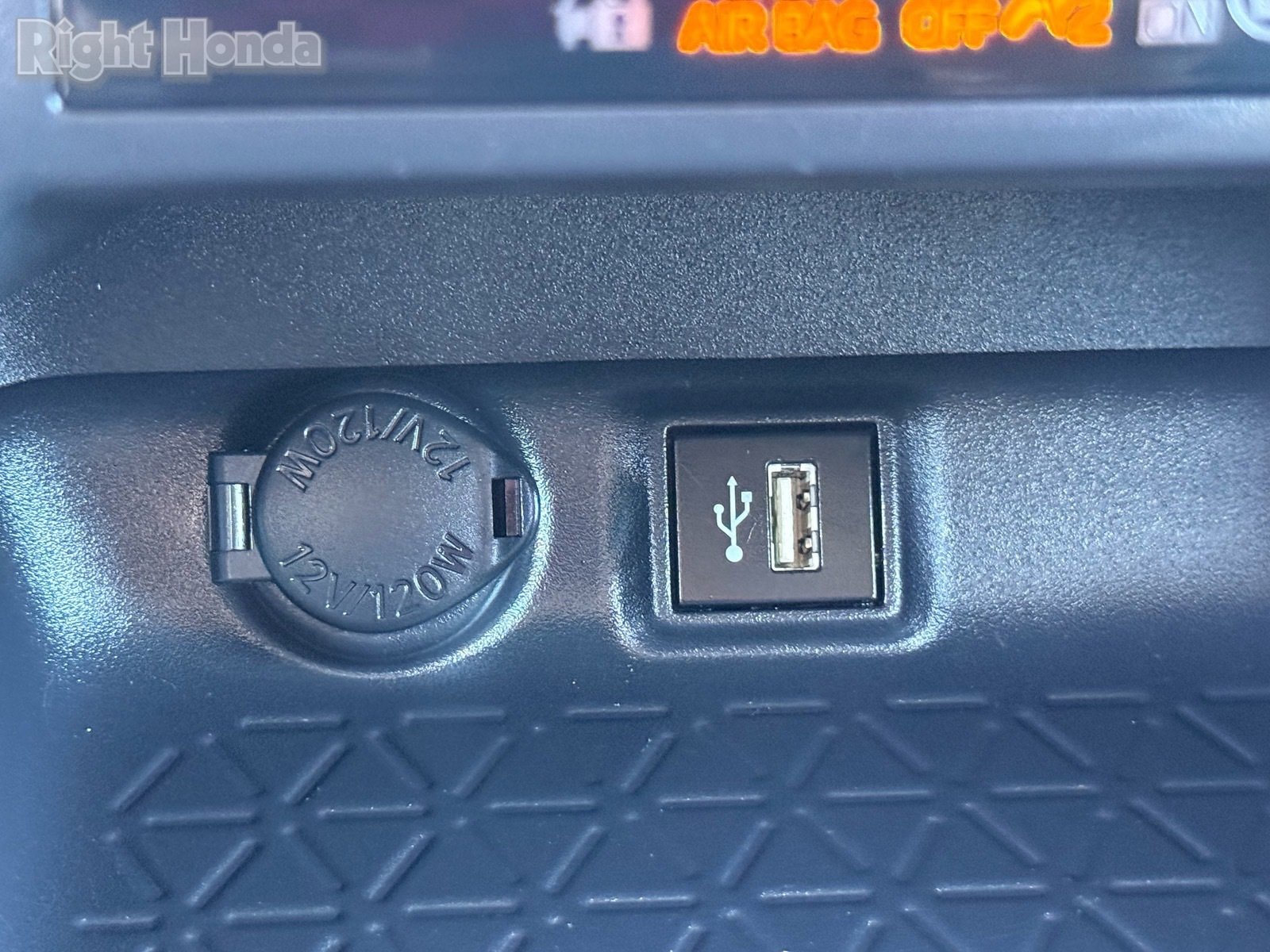 Used 2025 Toyota RAV4 XLE image 23