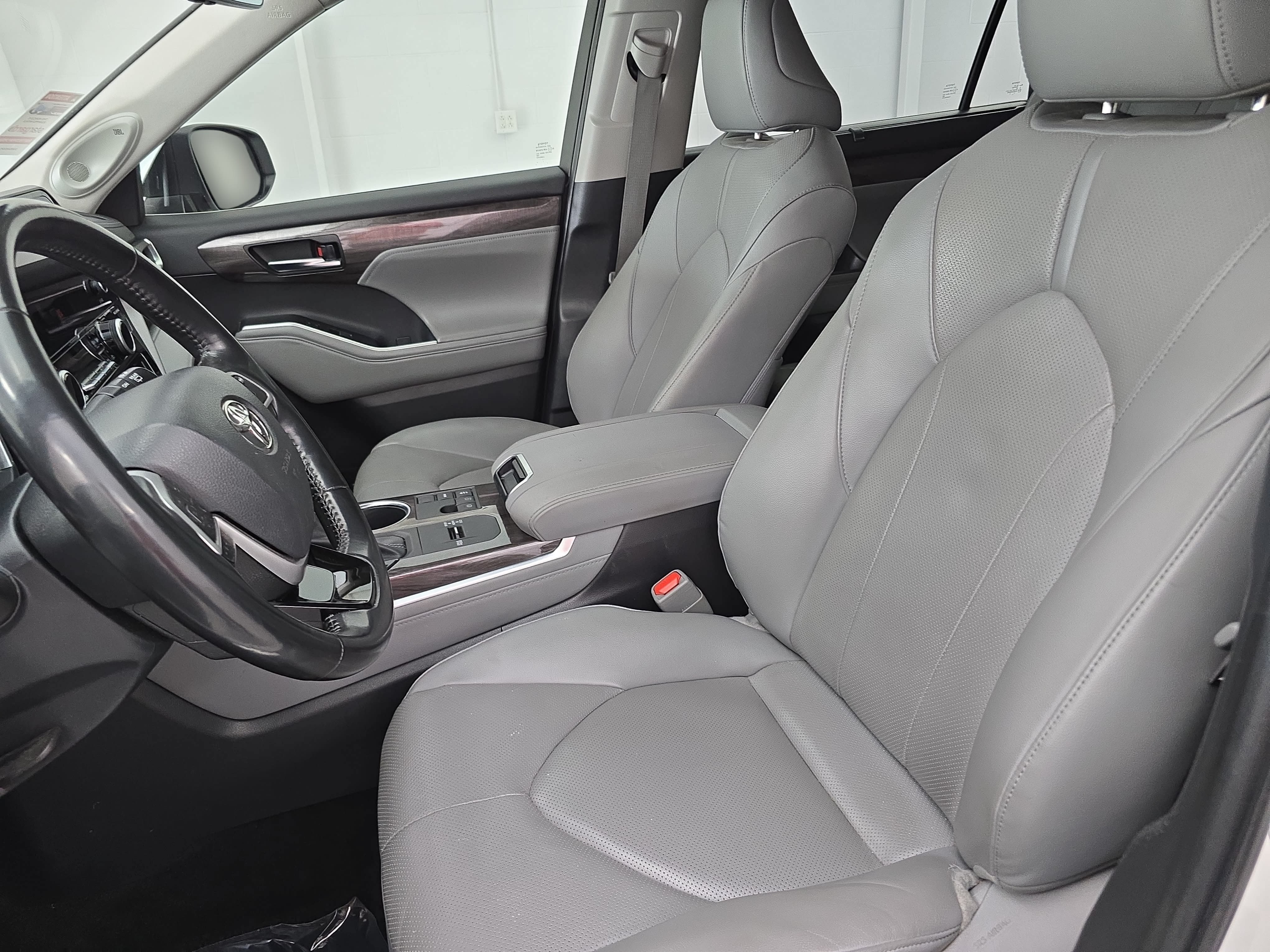 Used 2023 Toyota Highlander Limited FWD image 16
