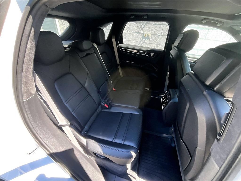 Certified 2023 Porsche Cayenne Platinum Edition AWD/4WD image 21