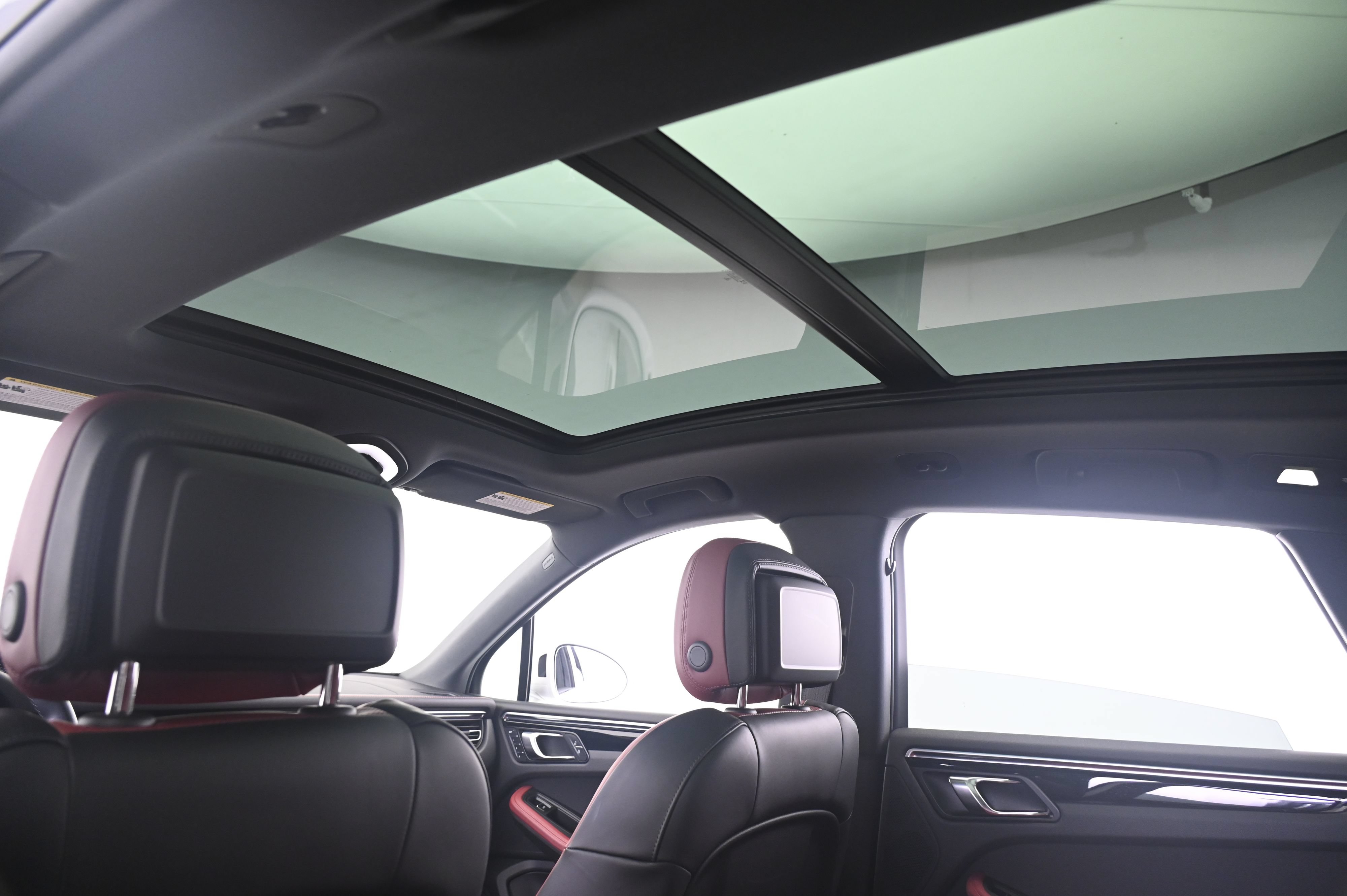 Certified 2024 Porsche Macan S AWD/4WD image 25