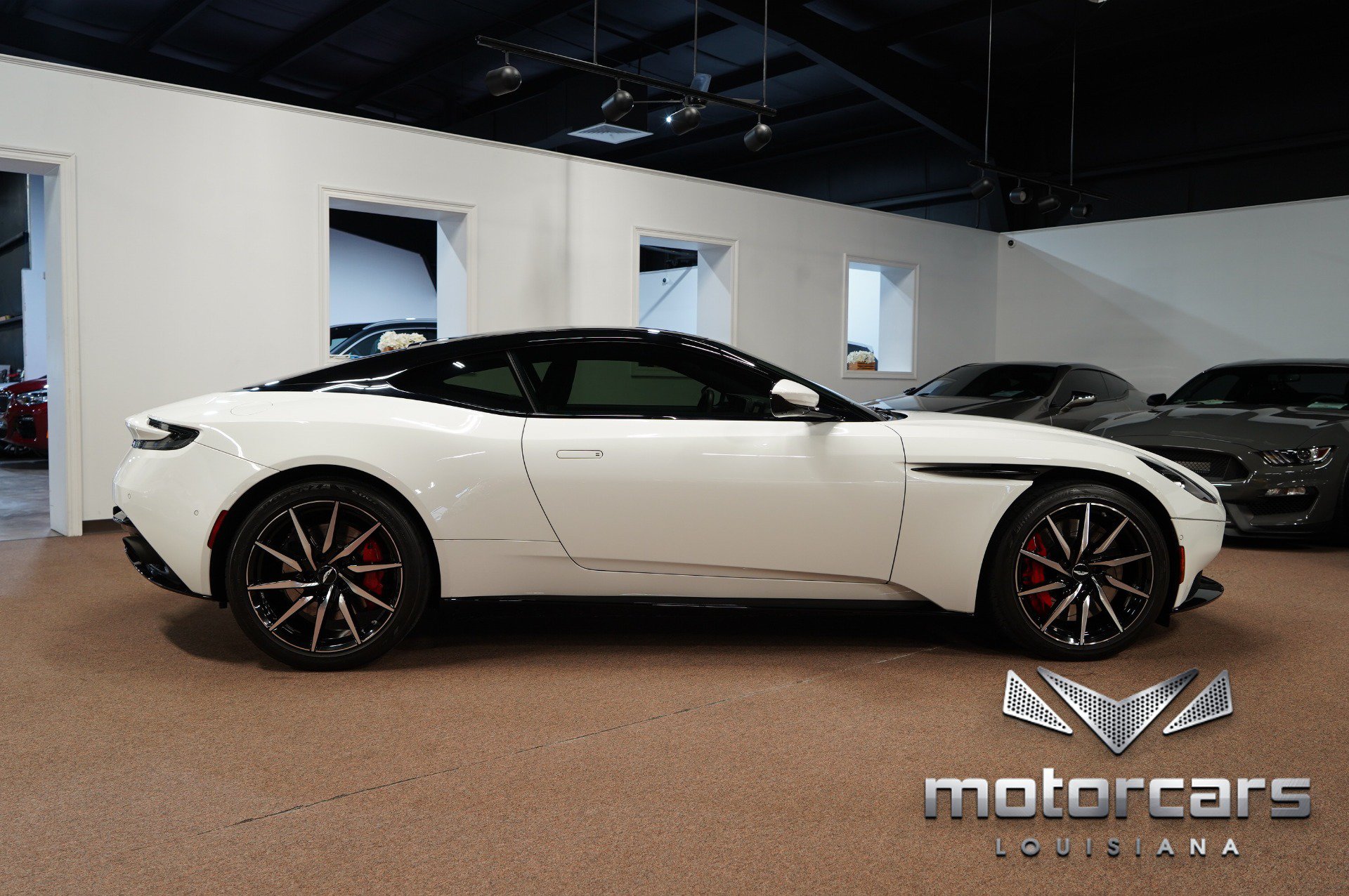 Used 2018 Aston Martin DB11 Coupe RWD image 8