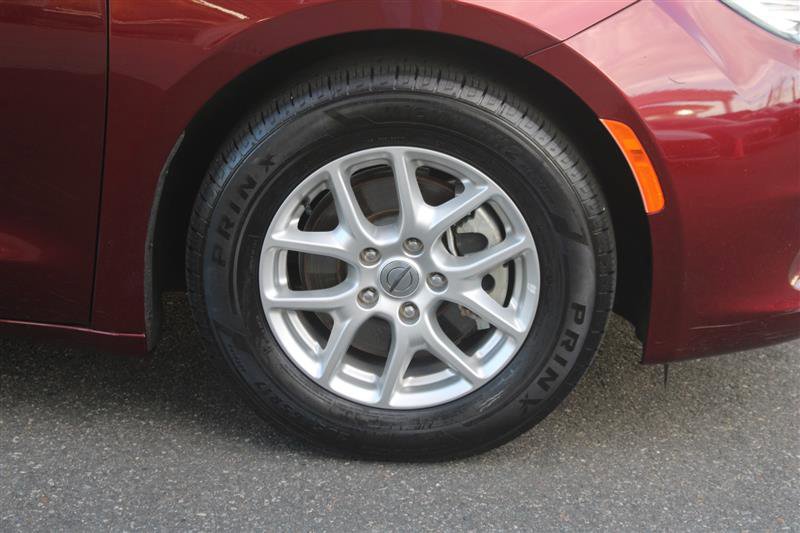 Used 2023 Chrysler Voyager LX image 10