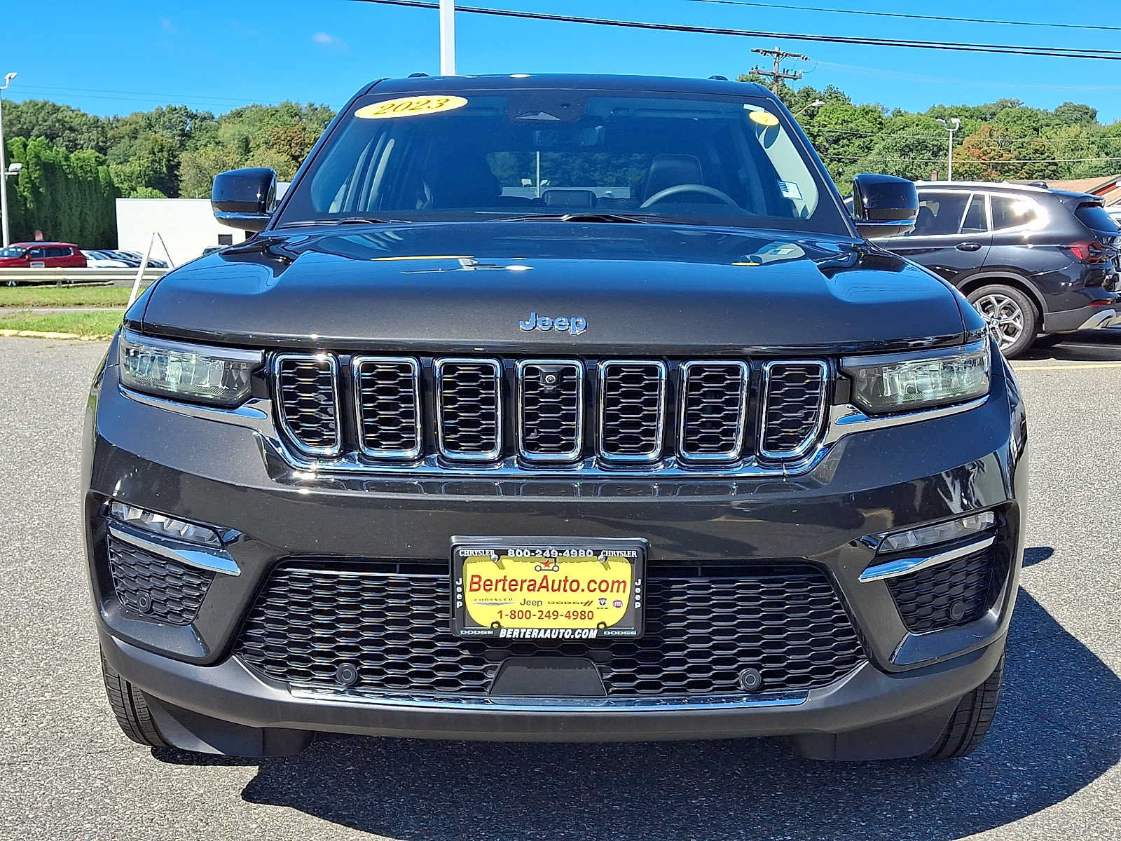 Used 2023 Jeep Grand Cherokee Limited w/ Luxury Tech Group II AWD/4WD image 2