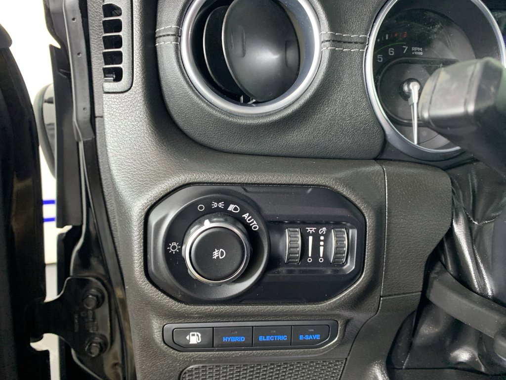 Used 2022 Jeep Wrangler Unlimited Sahara w/ Cold Weather Group image 17