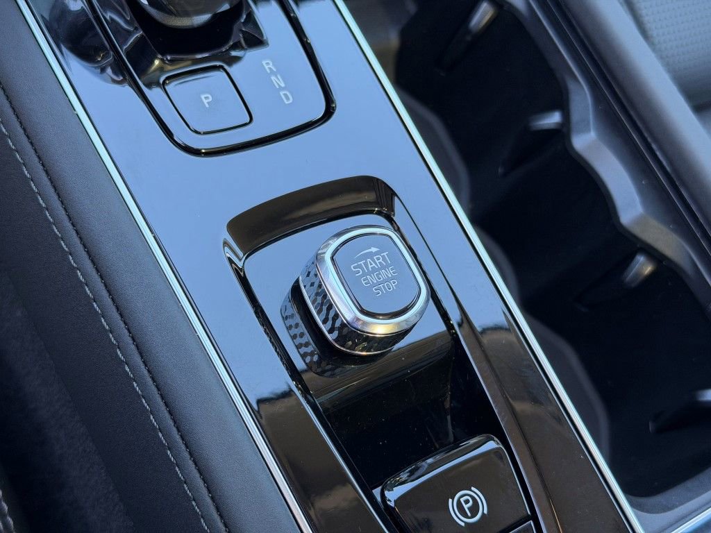 Certified 2025 Volvo XC90 T8 Ultra w/ Protection Package Premier image 29