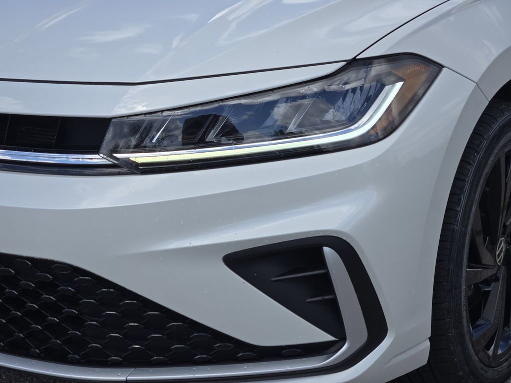 Used 2025 Volkswagen Jetta SE w/ Black Wheel Package image 10