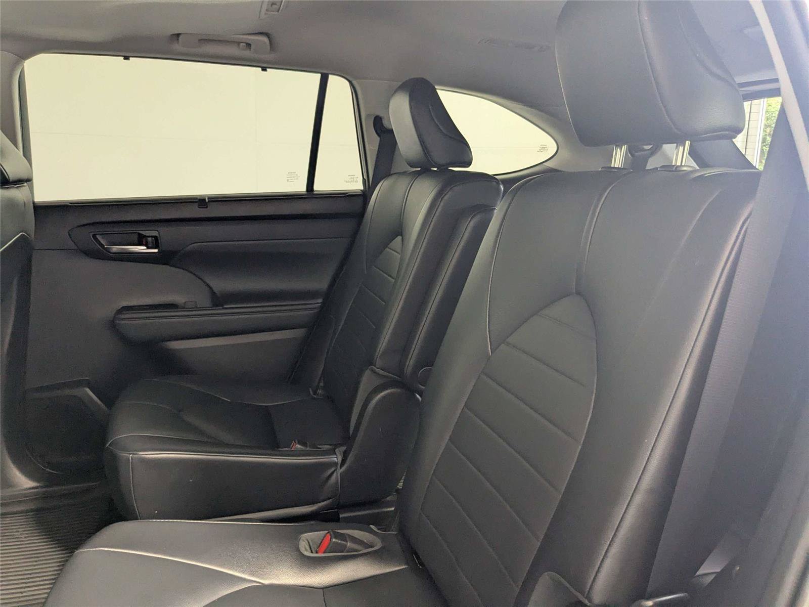 Used 2021 Toyota Highlander XLE FWD image 34