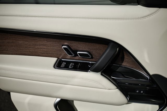 New 2025 Land Rover Range Rover SE image 19