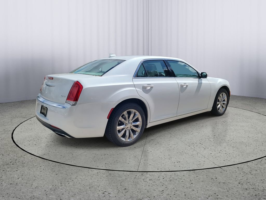Used 2016 Chrysler 300 Limited w/ Driver Convenience Group image 4