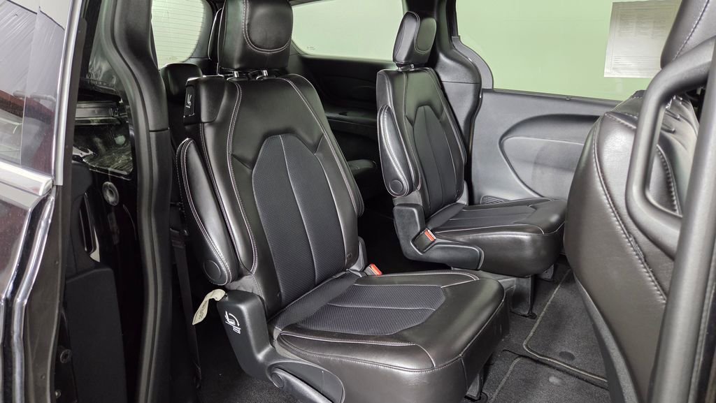 Used 2025 Chrysler Pacifica Select image 33