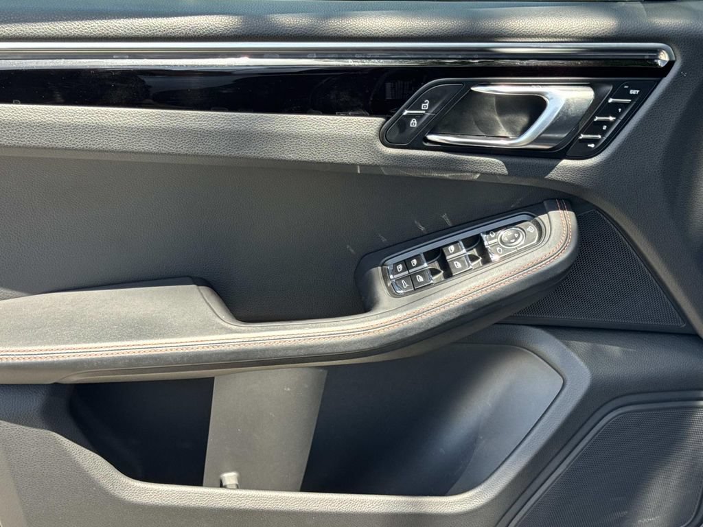 Used 2023 Porsche Macan Turbo AWD/4WD image 18