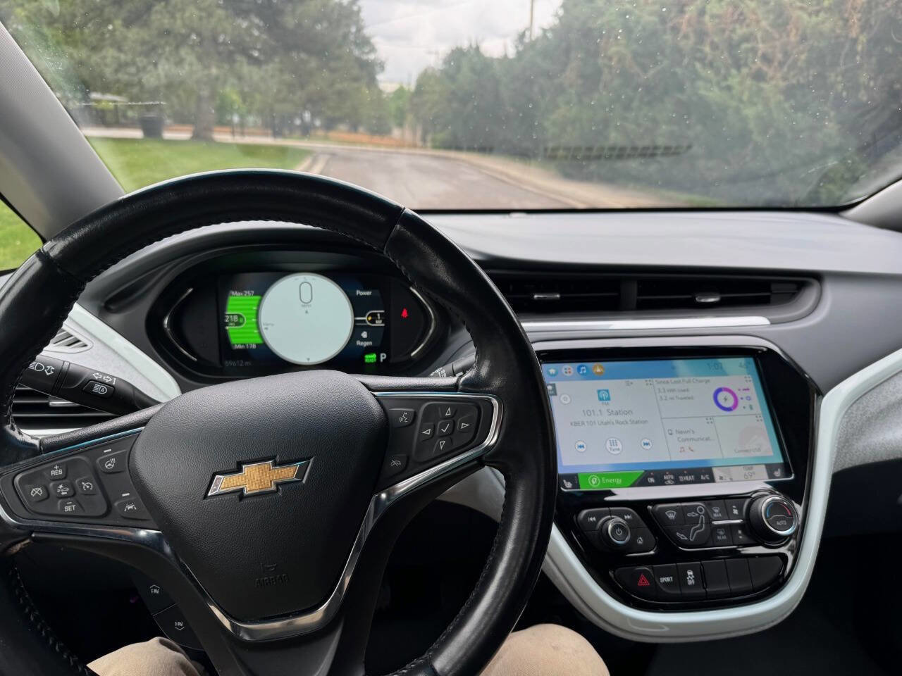 Used 2021 Chevrolet Bolt Premier w/ Infotainment Package FWD image 11