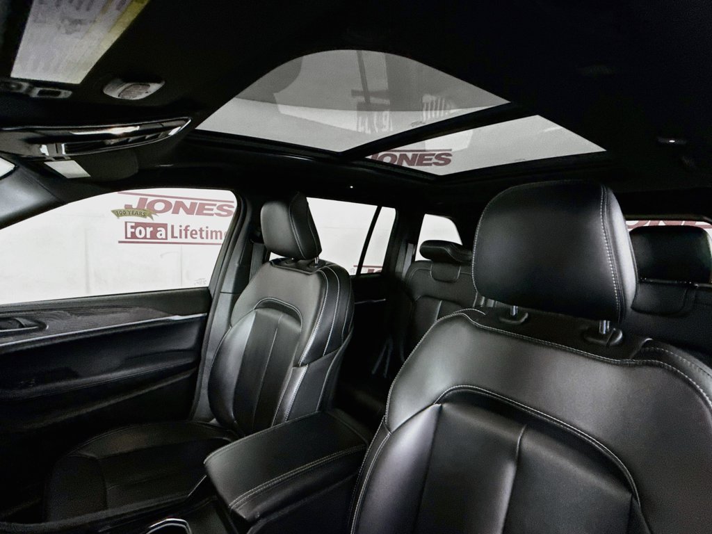 Used 2024 Jeep Grand Cherokee Limited w/ Black Appearance Package RWD image 11
