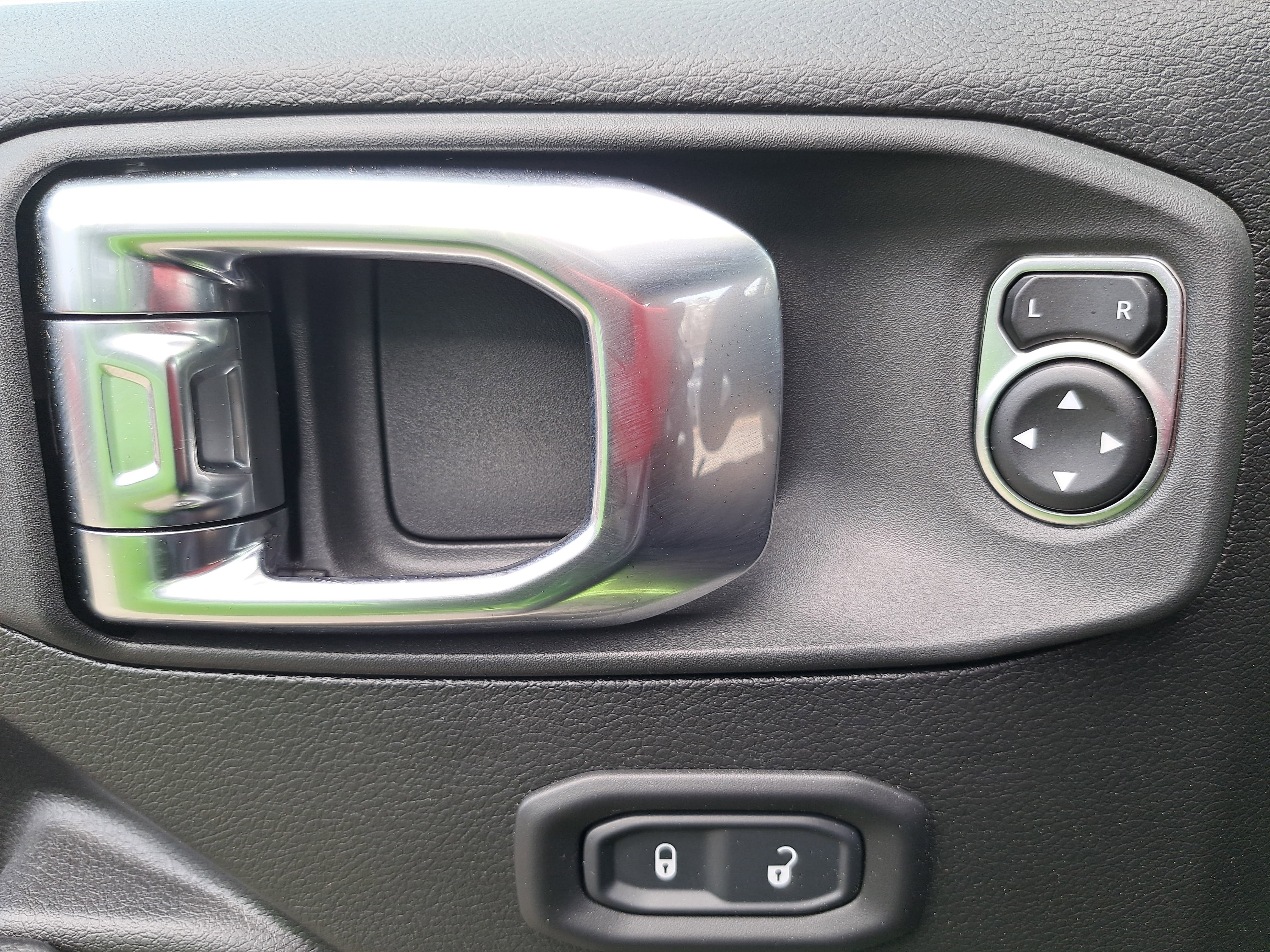 Used 2025 Jeep Wrangler Willys image 25