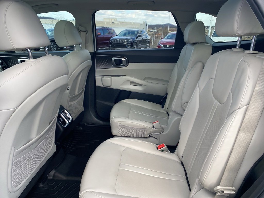 Used 2022 Kia Sorento EX w/ Panoramic Sunroof Package image 19