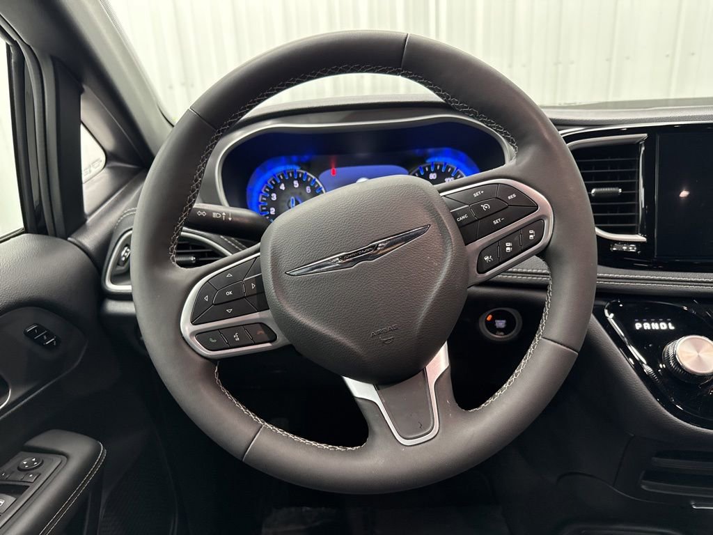 Used 2026 Chrysler Pacifica Select FWD image 15