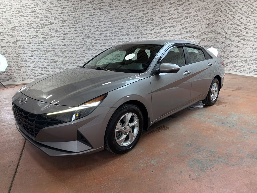 Certified 2022 Hyundai Elantra SE image 3