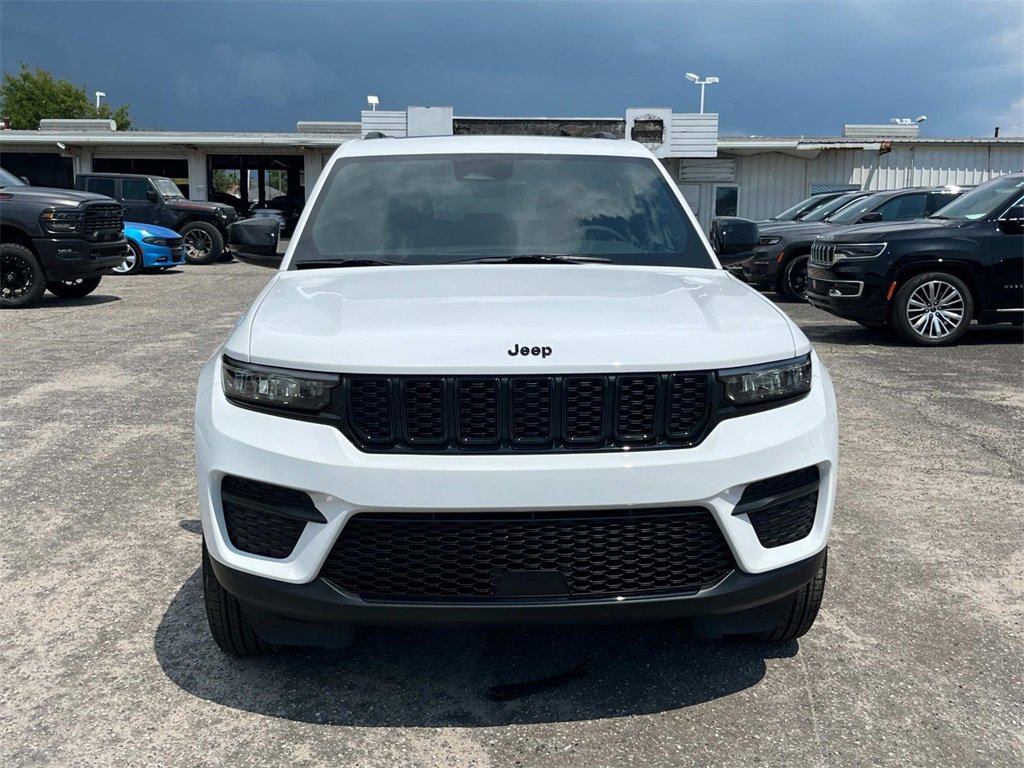 New 2025 Jeep Grand Cherokee Altitude image 8
