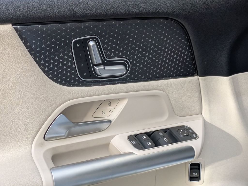 Used 2025 Mercedes-Benz GLA 250 4MATIC image 13