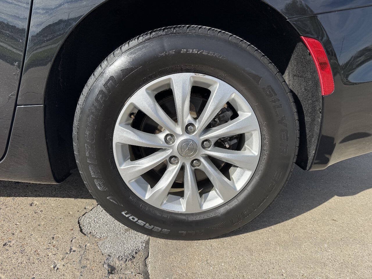 Used 2017 Chrysler Pacifica Touring-L FWD image 9