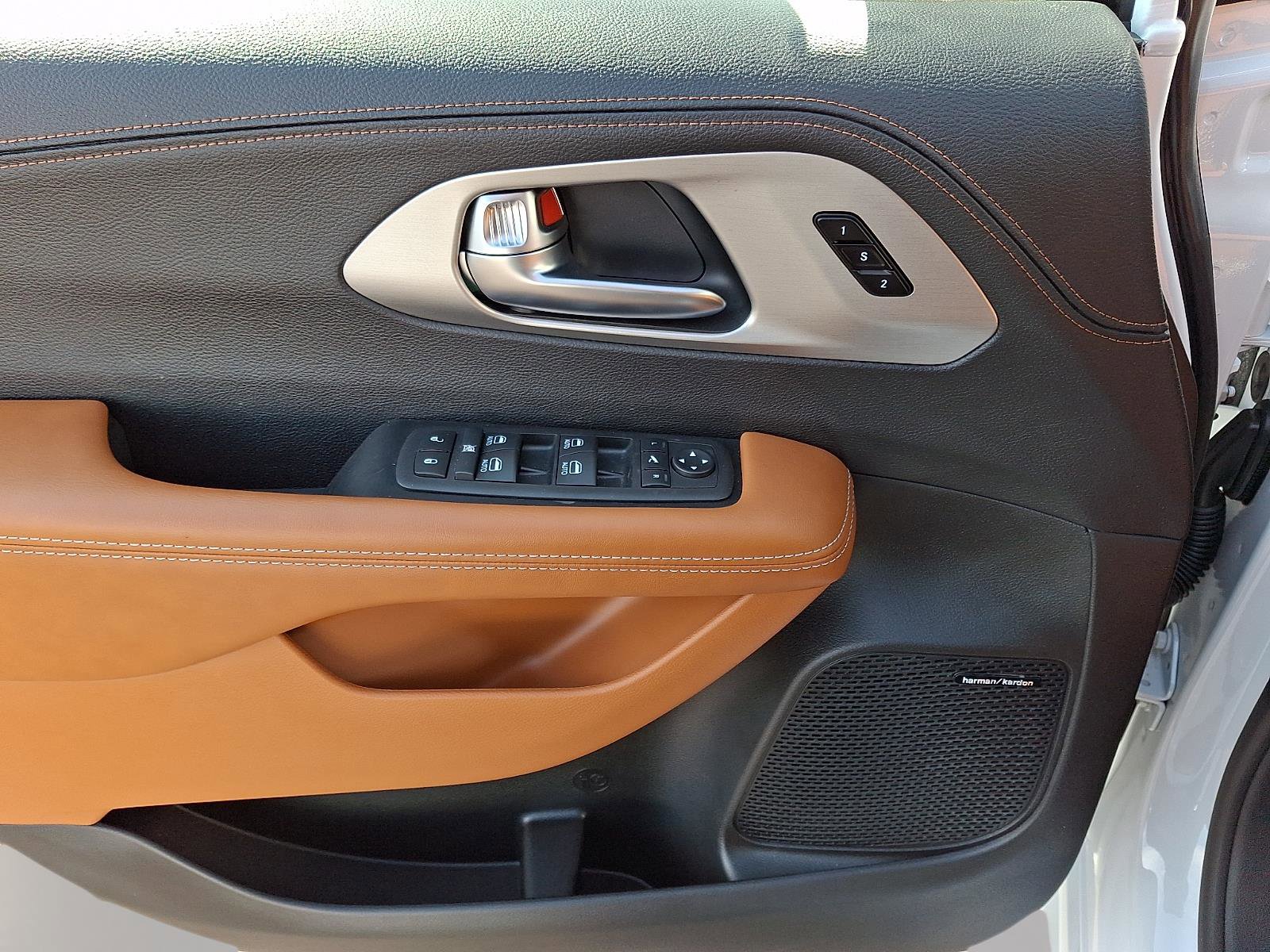 Used 2026 Chrysler Pacifica Pinnacle w/ Trailer Tow Group FWD image 24