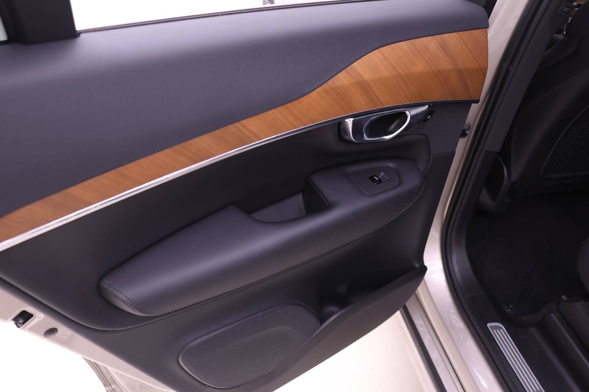 Certified 2024 Volvo XC90 B6 Plus AWD/4WD image 21