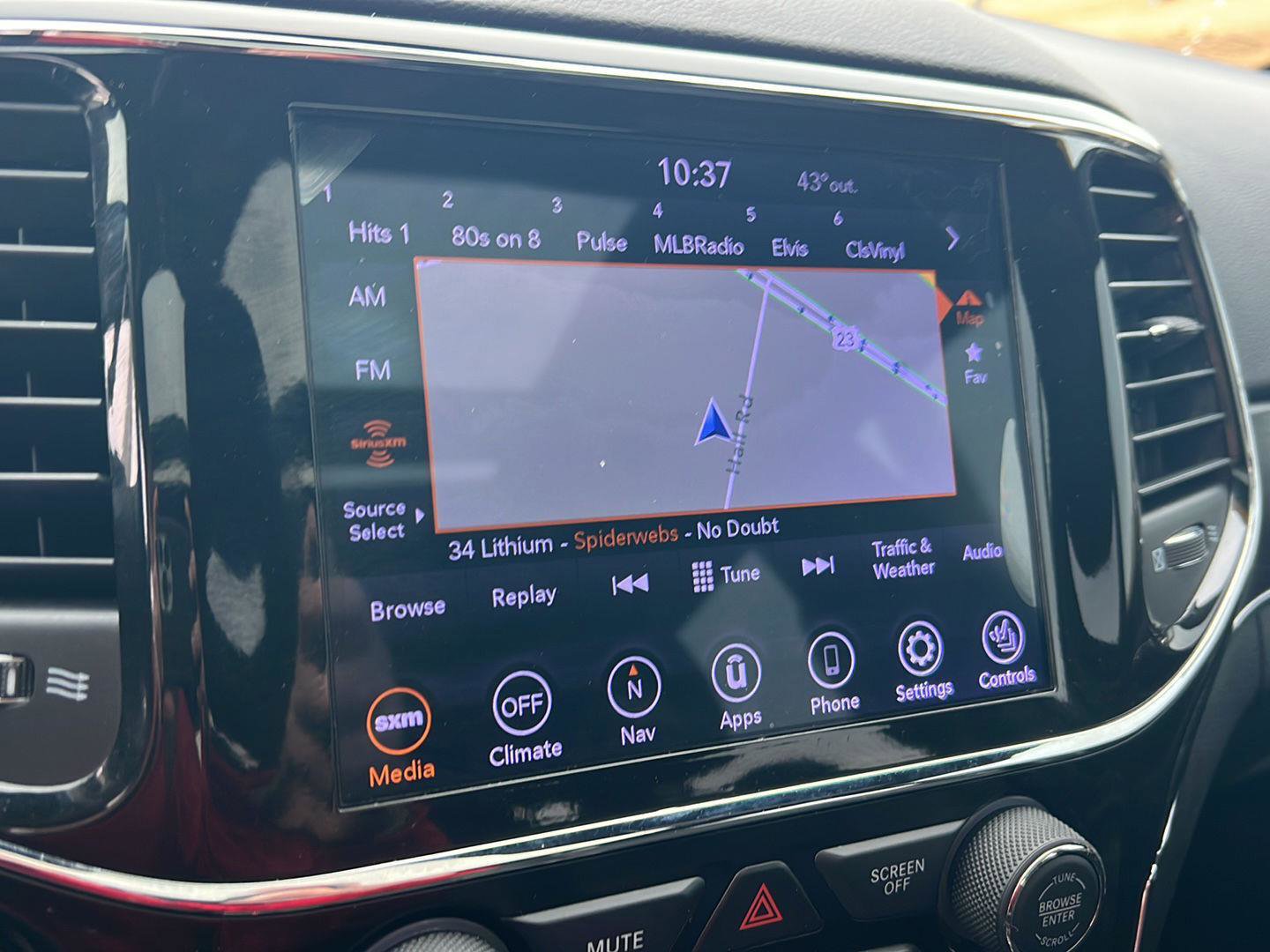 Used 2021 Jeep Grand Cherokee Limited w/ Sun & Sound Group image 25