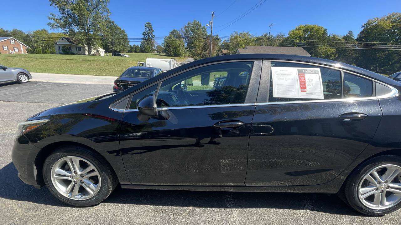 Used 2018 Chevrolet Cruze LT FWD image 3