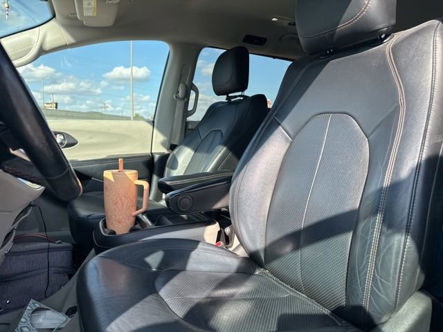 Used 2020 Chrysler Pacifica Touring-L w/ Tire & Wheel Group FWD image 8