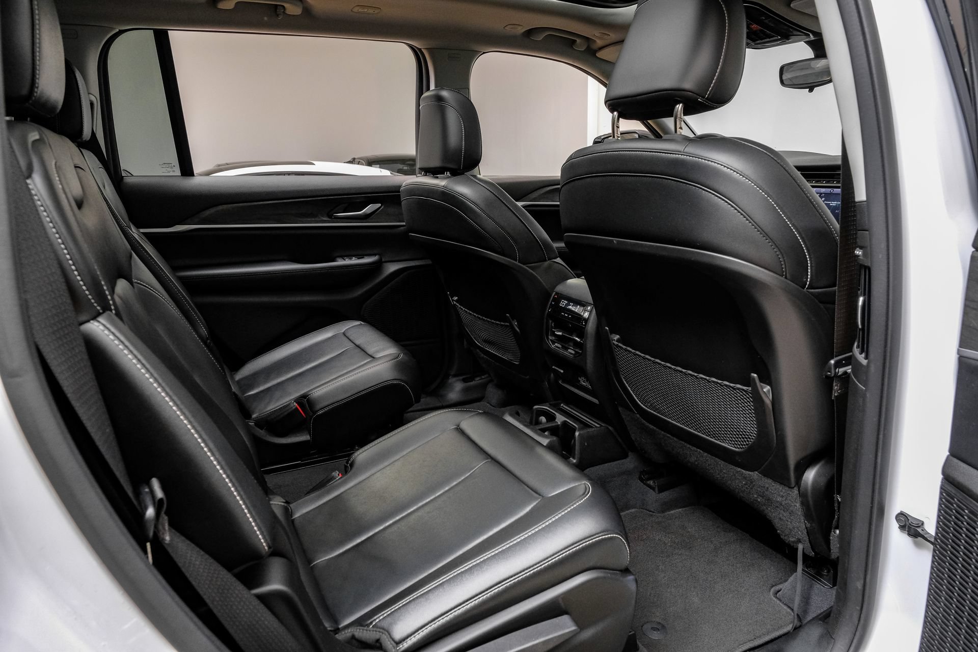 Used 2023 Jeep Grand Cherokee L Limited AWD/4WD image 40